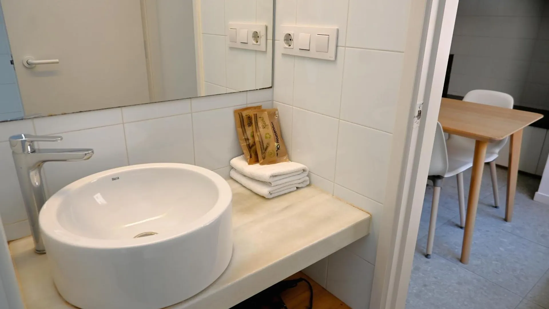Homenfun Barcelona Hospital Clinic L 0*,  Španělsko